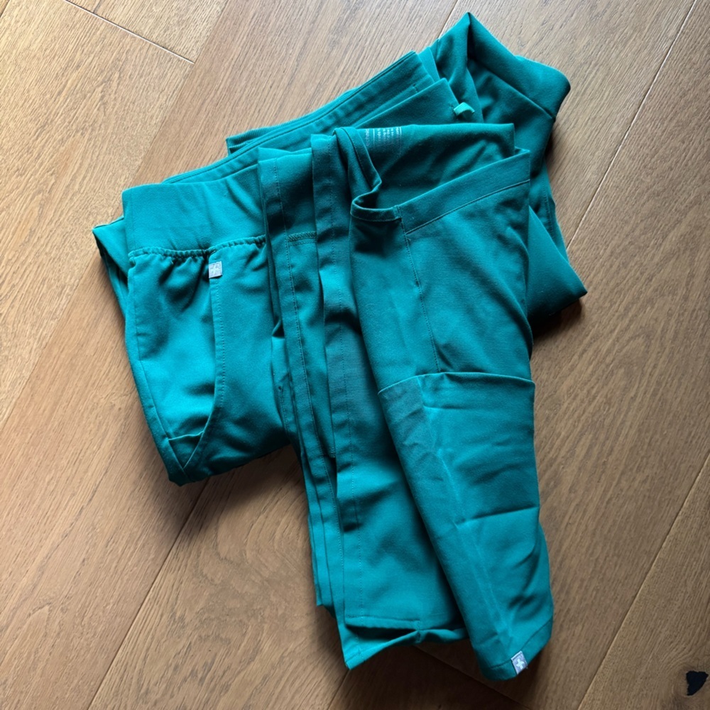 FIGS Women’s Scrubs Set (Zamora Pant, Casma Top) - 6XL - Hunter Green - EUC+